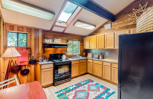 Elk Meadows Cabina | Riverfront Retreat | Cabin in Cle Elum with grill, W/D, & wood stove
