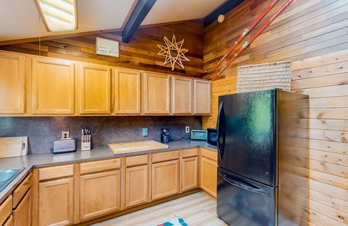 Elk Meadows Cabina | Riverfront Retreat | Cabin in Cle Elum with grill, W/D, & wood stove