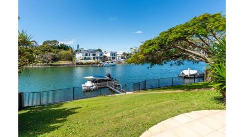 Bundall Casa | Riverfront Retreat Family Getaway 4BR with Pool