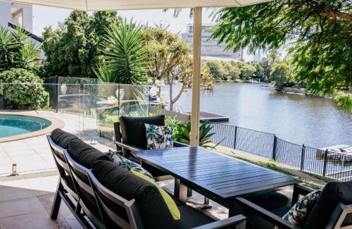 Bundall Casa | Riverfront Retreat Family Getaway 4BR with Pool
