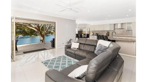 Bundall Casa | Riverfront Retreat Family Getaway 4BR with Pool