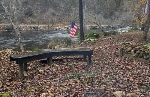 Ellijay Cabina | Riverfront Retreat in Secluded Resort