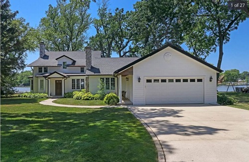 McHenry Casa | Riverfront Retreat on the Fox River