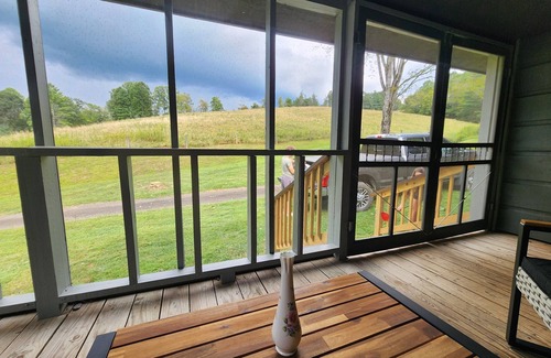 Crumpler Cabaña | “Riverfront Retreat on the New – Cozy Getaway in Crumpler”