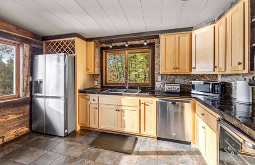 Black River Falls Cabina | Riverfront-Sandy Beach-Tiki Bar-Dock-Recreation Room-3700ft