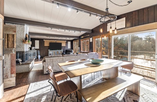 Black River Falls Cabina | Riverfront-Sandy Beach-Tiki Bar-Dock-Recreation Room-3700ft