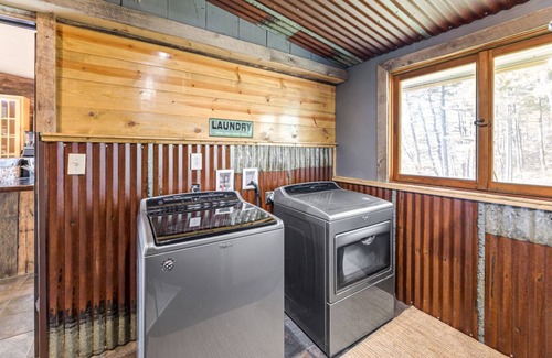 Black River Falls Cabina | Riverfront-Sandy Beach-Tiki Bar-Dock-Recreation Room-3700ft