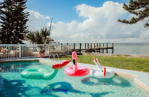 Crescent Beach Apartamento | Frente al río directo con vistas increíbles * Piscina compartida * 200 ma la playa