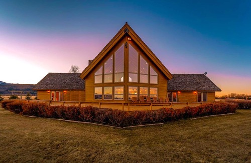 Victor Casa | Riverfront Teton property convenient to Jackson Hole & Targhee - dog-friendly