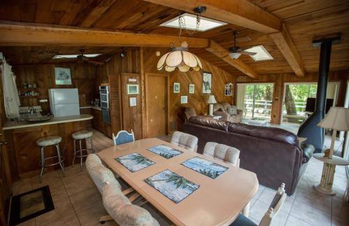 Homosassa Cabina | Riverfront Treetop Bungalow