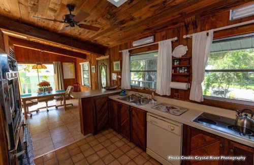 Homosassa Cabina | Riverfront Treetop Bungalow