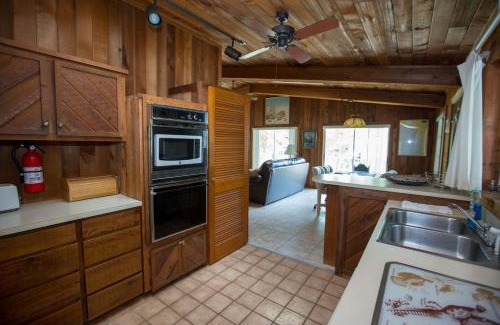 Homosassa Cabina | Riverfront Treetop Bungalow