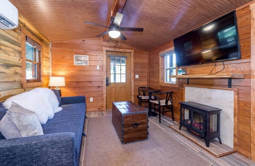 Arden Chalet De Esquí | Riverfront Vintage Cabin w/ Hot Tub, Kitchenette