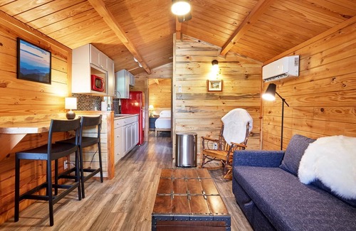 Arden Chalet De Esquí | Riverfront Vintage Cabin w/ Hot Tub, Kitchenette