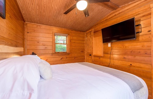 Arden Chalet De Esquí | Riverfront Vintage Cabin w/ Hot Tub, Kitchenette