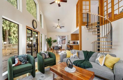Granite Falls Casa | Riverfront w Cedar Hottub, Sauna, Movie Theatre