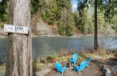 Granite Falls Casa | Riverfront w Cedar Hottub, Sauna, Movie Theatre