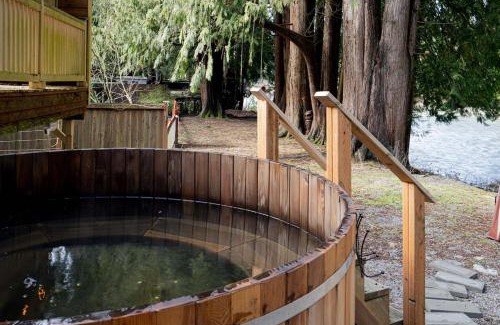 Granite Falls Casa | Riverfront w Cedar Hottub, Sauna, Movie Theatre