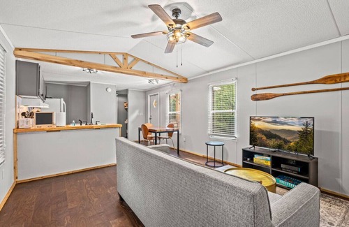 Townsend Cabaña | Riverfront w/Grill + Fire Pit | Close to GSMNP!