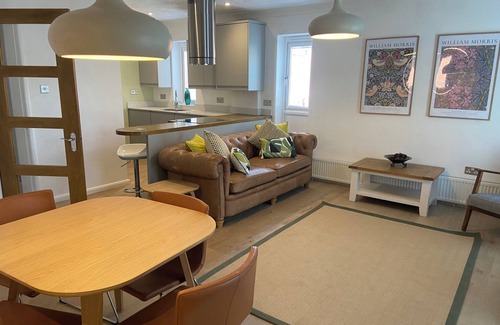 Winchester Cabaña | RIVERGEM - RIVERSIDE COACH HOUSE, pet friendly in Winchester