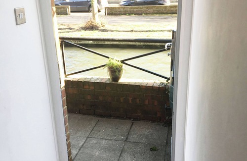 Winchester Cabaña | RIVERGEM - RIVERSIDE COACH HOUSE, pet friendly in Winchester