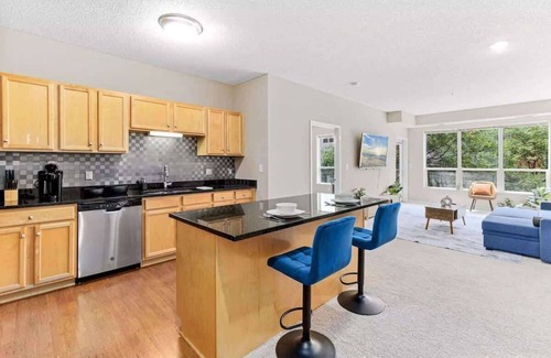 West Seventh Apartamento | RiverNest 2BR | 2 Queens+ Xcel Arena +Free Parking