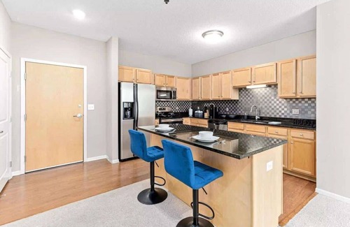 West Seventh Apartamento | RiverNest 2BR | 2 Queens+ Xcel Arena +Free Parking