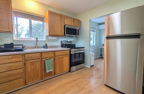 Battle Ground Casa | River’s Edge Spacious 2-Story Guest House by the River