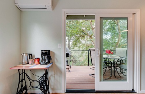 Battle Ground Casa | River’s Edge Spacious 2-Story Guest House by the River