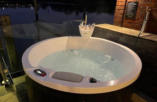 Southampton Alquiler De Eote | Rivers stays with hot tub