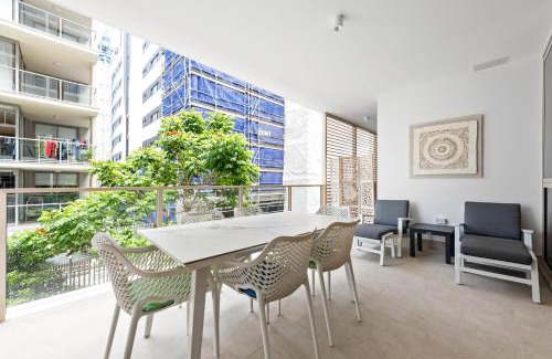 West End Apartamento | Riverside 2BR Apt with Amazing Rooftop Pool & Parking
