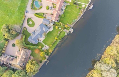 Fifield Casa | Riverside 5-Bedroom Home in Windsor