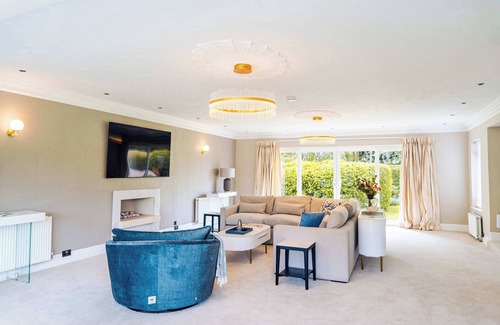 Fifield Casa | Riverside 5-Bedroom Home in Windsor