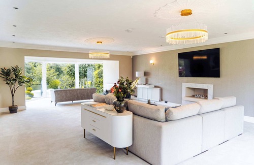 Fifield Casa | Riverside 5-Bedroom Home in Windsor