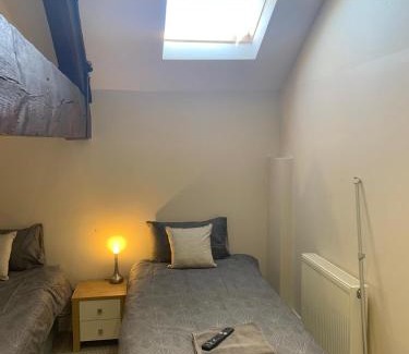 Boston Apartamento | RIVERSIDE APARTMENT IN THE CENTRE