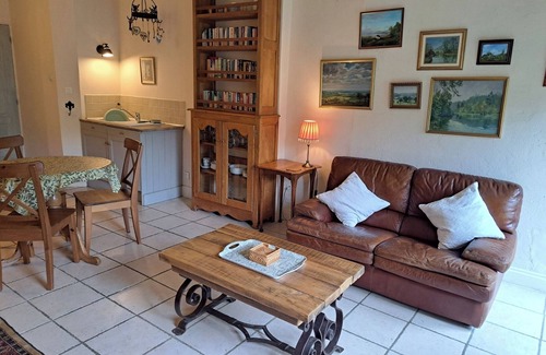 Lanvallay Apartamento | Apartamento junto al río con jardín soleado en el puerto de Dinan