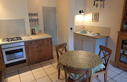 Lanvallay Apartamento | Apartamento junto al río con jardín soleado en el puerto de Dinan