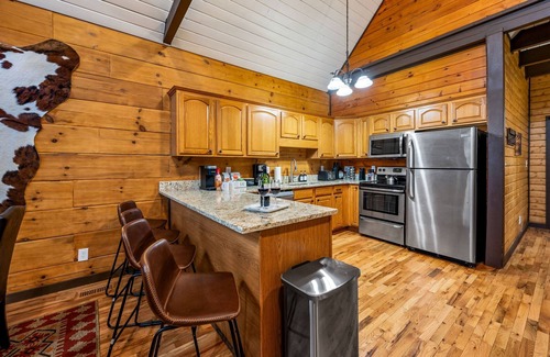 Sevierville Cabina | Riverside Bliss - 9min to Dollywood + Riverfront! + Tubes/Kayaks/SUP + Game Room