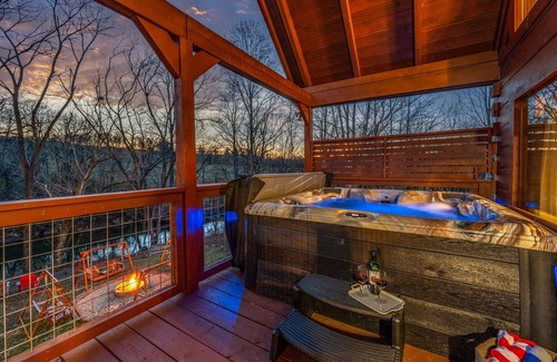 Sevierville Cabina | Riverside Bliss - 9min to Dollywood + Riverfront! + Tubes/Kayaks/SUP + Game Room