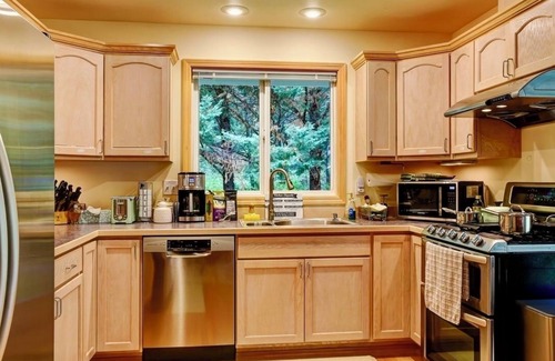 Riverbend Casa | Riverside Bliss: Cozy Beds, Fireplace & Gbit WiFi