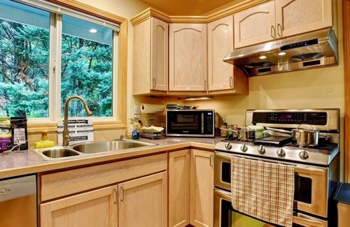 Riverbend Casa | Riverside Bliss: Cozy Beds, Fireplace & Gbit WiFi