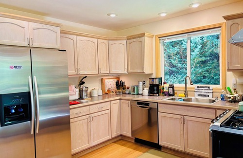 Riverbend Casa | Riverside Bliss: Cozy Beds, Fireplace & Gbit WiFi