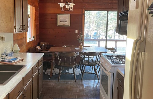 Bragg Creek Cabina | Riverside Bragg Creek Cabin en el corazón de la ciudad