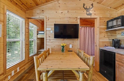 Kernville Cabina | Riverside Cabin at KRS Campground (Cabin 26)