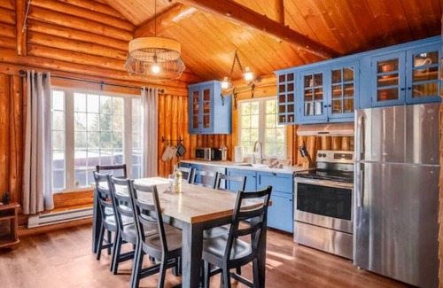Saint-Raymond Cabina | Escape to Nature with Hot Tub & Lake Access