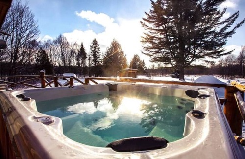 Saint-Raymond Cabina | Escape to Nature with Hot Tub & Lake Access