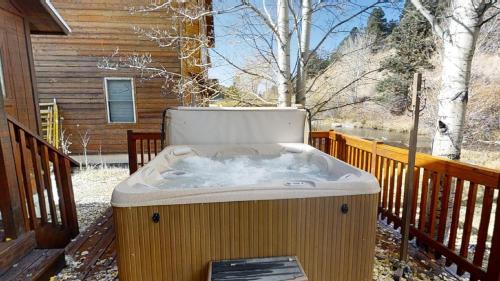 Red River Casa | Riverside Cabin - Pet Friendly - On the River - Hot Tub - WiFi - Washer - Dryer - Grill