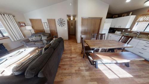 Red River Casa | Riverside Cabin - Pet Friendly - On the River - Hot Tub - WiFi - Washer - Dryer - Grill