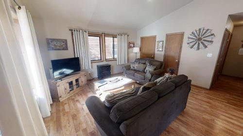 Red River Casa | Riverside Cabin - Pet Friendly - On the River - Hot Tub - WiFi - Washer - Dryer - Grill