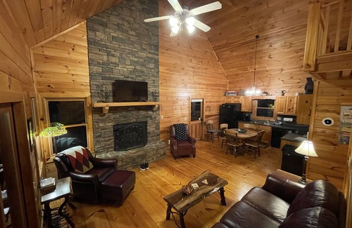 Ellijay Cabina | Riverside Cabin with Gameroom, Deer, & Fishing.